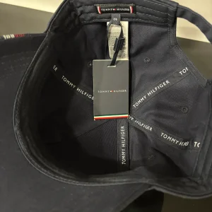 کلاه بیسبالی شش‌تکه با لوگوی گلدوزی‌شده و رنگ سورمه ای