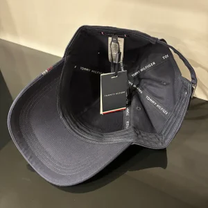 کلاه بیسبالی شش‌تکه با لوگوی گلدوزی‌شده و رنگ سورمه ای