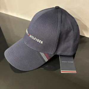 کلاه بیسبالی شش‌تکه با لوگوی گلدوزی‌شده و رنگ سورمه ای