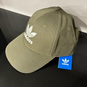 کلاه کپ بیسبالی با سبک برند آدیداس اورجینال با رنگ سبز زیتونی