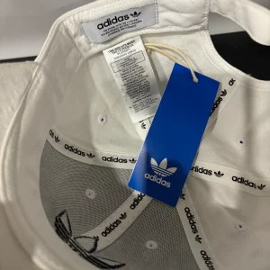 کلاه بیسبالی Trefoil با رنگ سفید و لوگوی مشکی