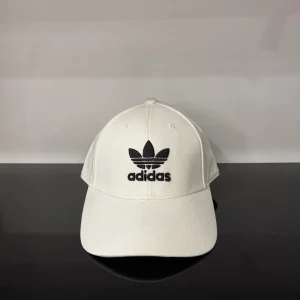 کلاه بیسبالی Trefoil با رنگ سفید و لوگوی مشکی